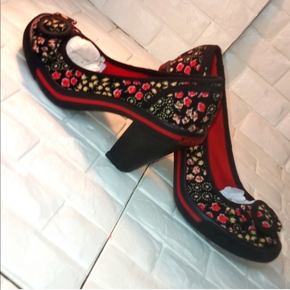 Shoes/Heels/Pumps